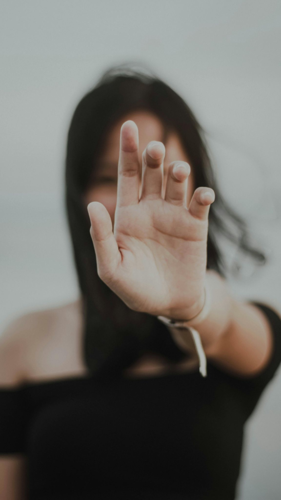 Aprende cómo poner límites sanos en tus relaciones personales y laborales para mejorar tu bienestar emocional, comunicarte con claridad y fortalecer tu autoestima.