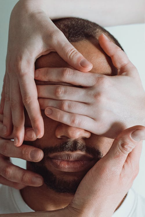 Descubre cómo la terapia EMDR ayuda a procesar experiencias traumáticas y recuperar el bienestar psicológico de forma eficaz.